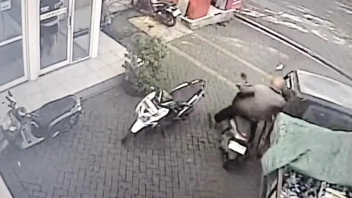 Tangkapan layar rekaman CCTV memperlihatkan terduga pelaku pencurian saat beraksi di kawasan SPBU Rahayu, Kabupaten Jembrana, Rabu (20/5). (ist)