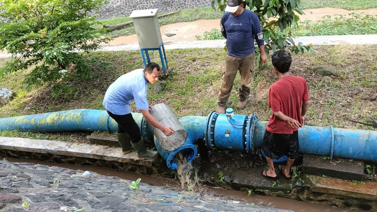 Tim teknis Perumda Air Minum Tirta Amertha Jati Jembrana saat melakukan perbaikan pompa dan pengecekan instalasi di IPA Berangbang. (ist)