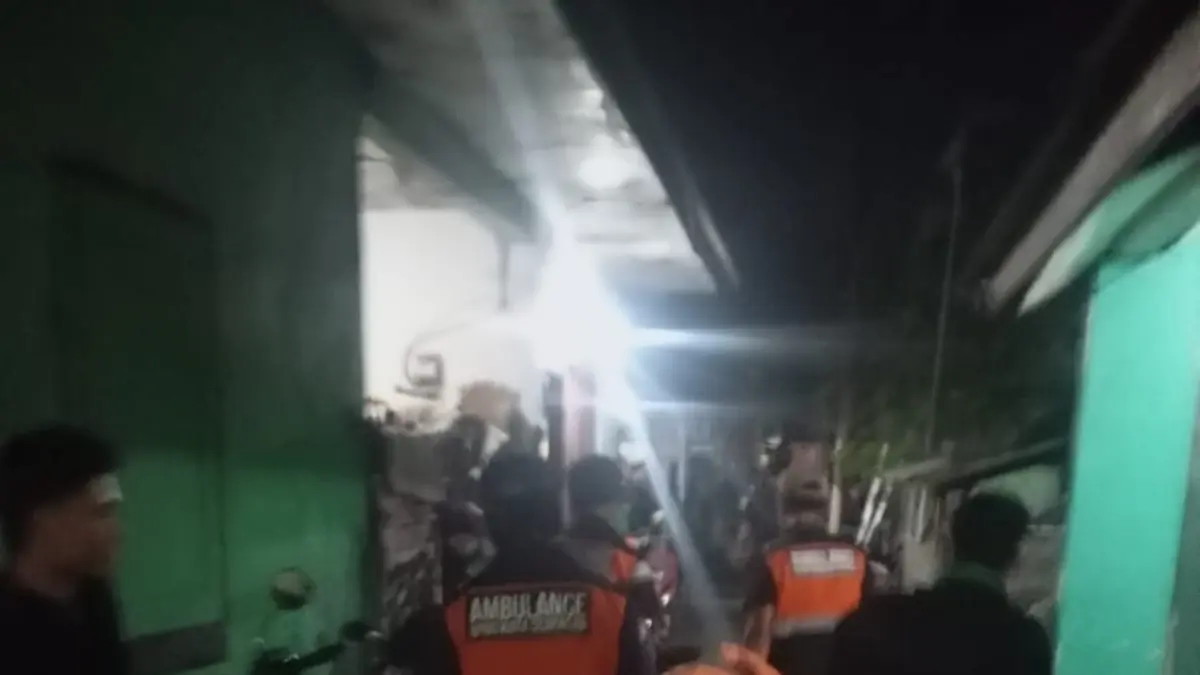 EVAKUASI JENASAH : Petugas mengevakuasi jenazah pria paro baya yang membusuk di kamar kos kawasan Denpasar Timur. (ist)