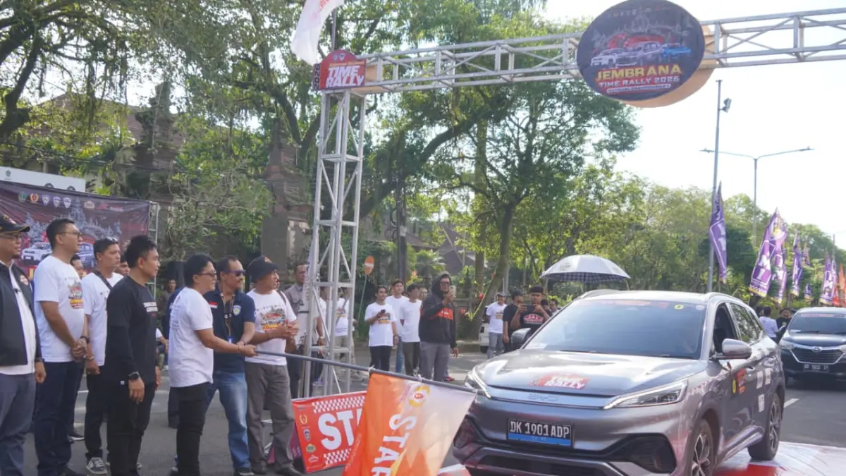 Ipat dan Giri Prasta Lepas Peserta Kejurnas Time Rally 2026 di Jembrana. (ist)
