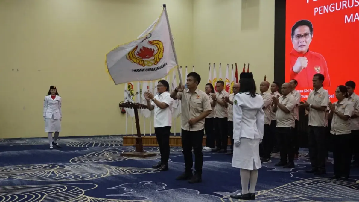 Ketua Umum KONI Provinsi Bali, I Nyoman Giri Prasta mengukuhkan pengurus KONI Jembrana 2026-2030 di Ballroom Gedung Kesenian Ir. Soekarno, Sabtu (23/5).