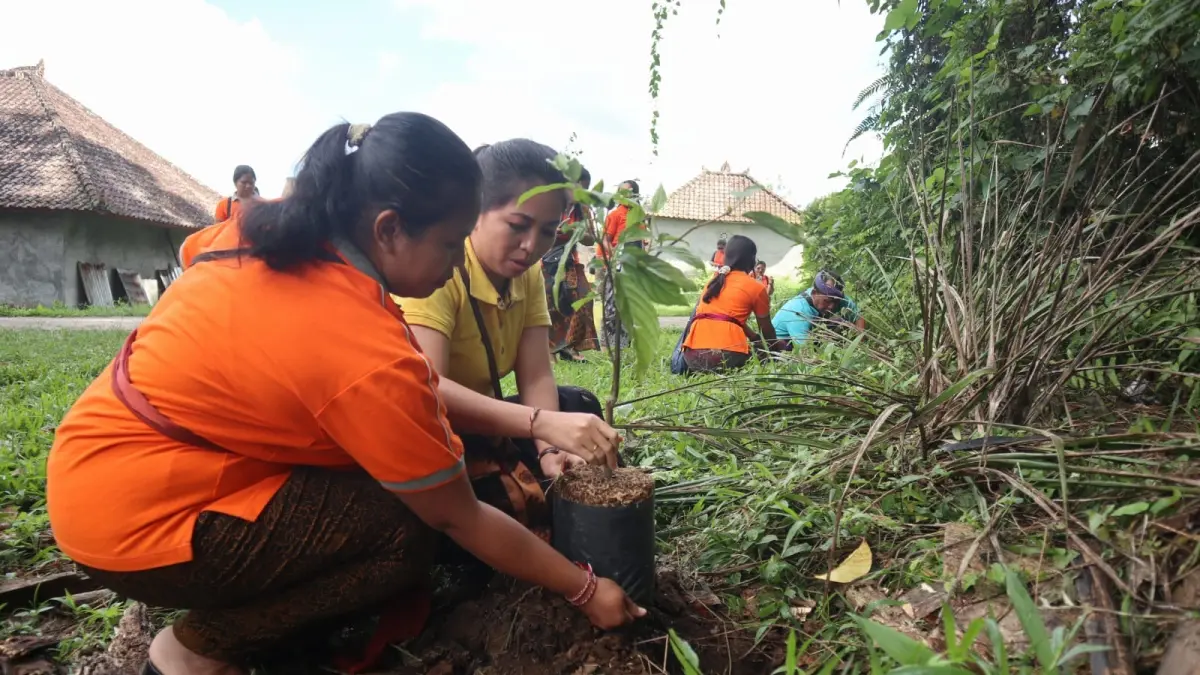 POHON : Penanaman pohon di Desa Adat Puakan, Desa Taro, Kecamatan Tegallalang. (ist)