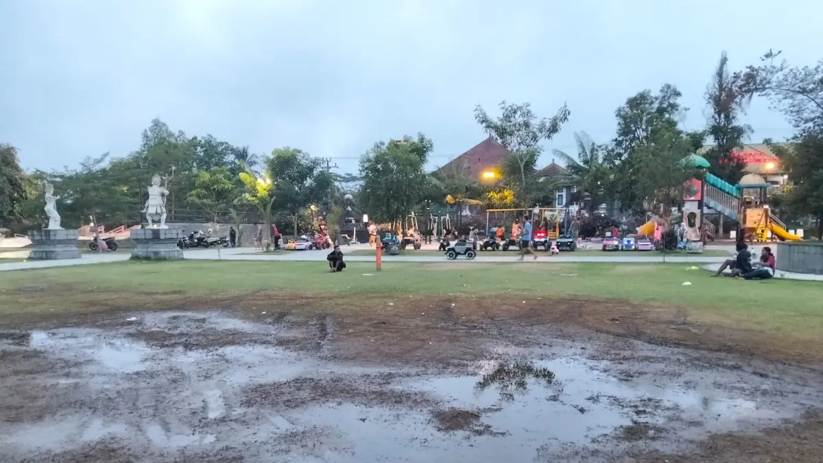 RUSAK: Rumput Alun-Alun Bangli rusak usai HUT Kota Bangli. (I Made Mertawan/Jembrana Express)