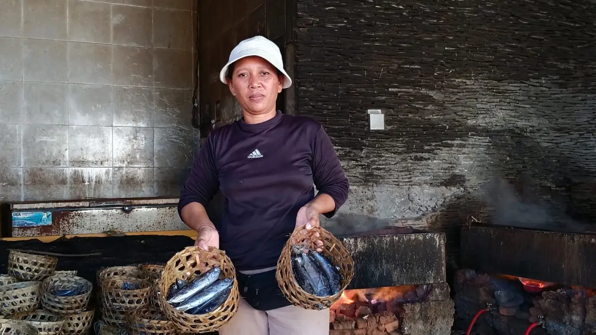 Pengusaha pindang khas Kusamba, Ni Wayan Suitari. (I GA Kusuma Yoni/Jembrana Express)