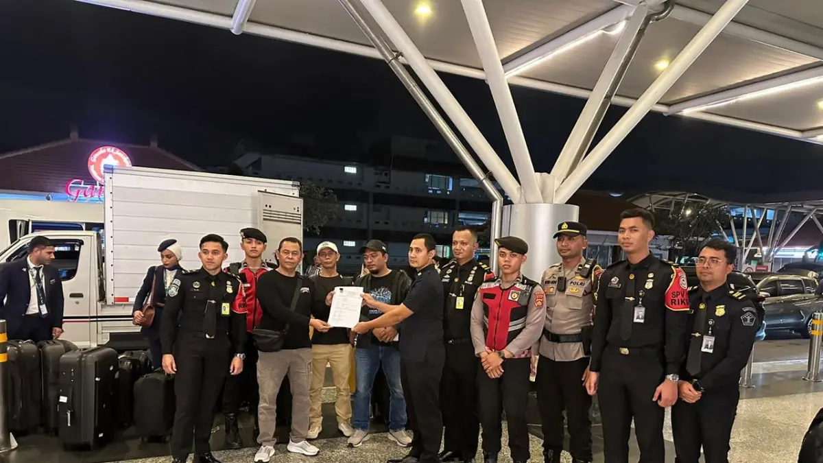 Petugas Polsek Bandara Ngurah Rai periksa calon jemaah haji non-prosedural. (ist)