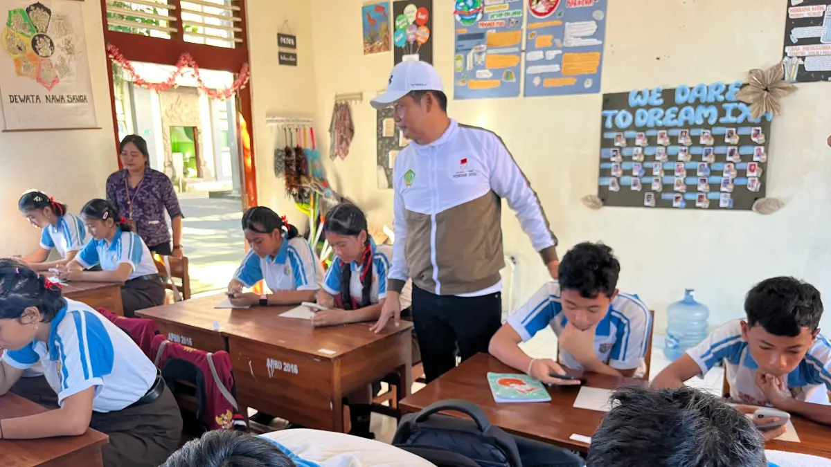 Bupati Jembrana I Made Kembang Hartawan saat meninjau langsung pelaksanaan tes psikologi di SMP Negeri 2 Negara, Sabtu (30/5/2026). (ist)