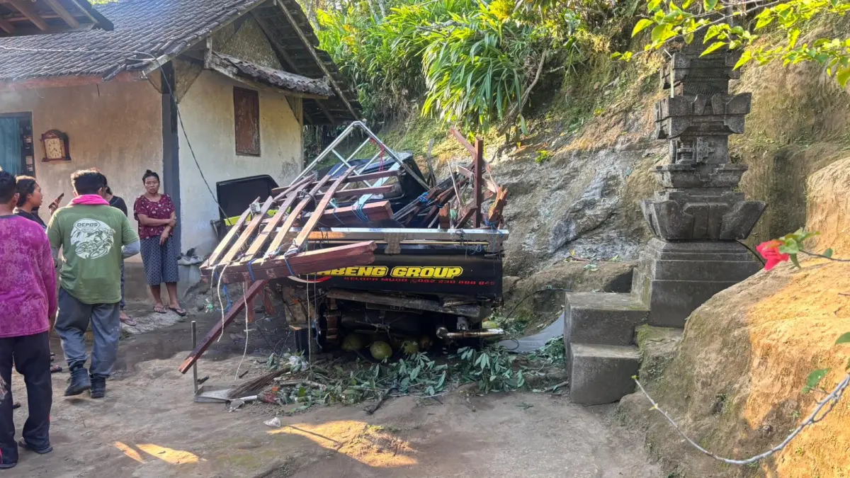 Kondisi mobil Mitsubishi Colt L300 yang terperosok ke halaman rumah warga di Banjar Pangkung Lubang, Desa Pergung, Kecamatan Mendoyo, Sabtu (6/6). (ist)