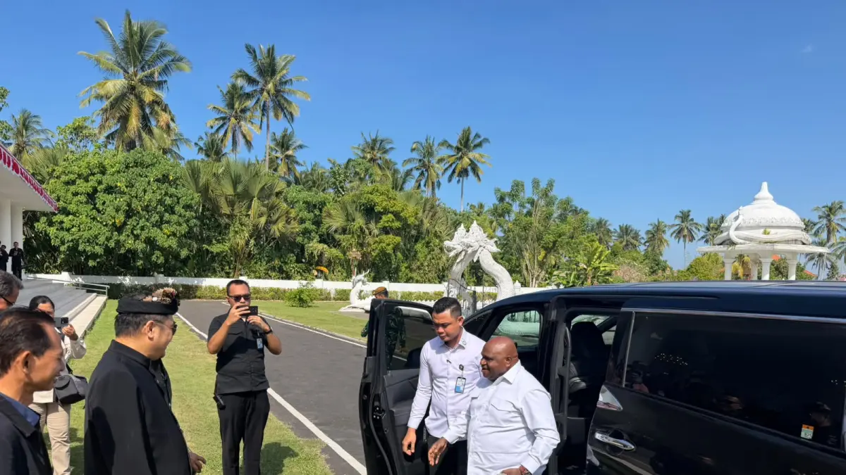 Menteri HAM Natalius Pigai disambut Anggoda DPD RI Arya Wedakarna saat tiba di Istana Agung Jimbarwana, Kabupaten Jembrana, Bali, Sabtu (6/6/2026). (I Gde Riantory Warmadewa/Jembrana Express)