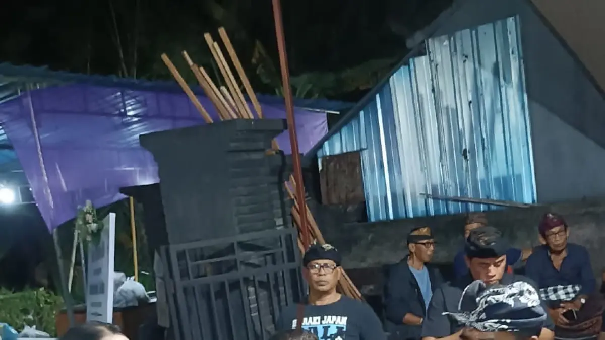 Penyerahan santunan dilakukan langsung oleh Kepala Dinas Tenaga Kerja dan Perindustrian (Nakerprin) Jembrana, Kadek Mirah Ananta Sukma Dewi, yang hadir mewakili Bupati Jembrana. (ist)