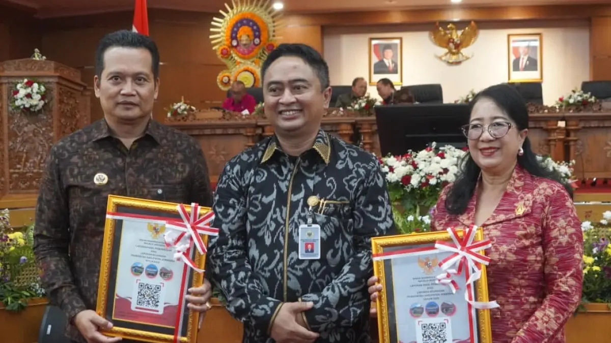 WTP : Bupati Jembrana I Made Kembang Hartawan, bersama Ketua DPRD Jembrana Ni Made Sri Sutharmi, menerima LHP atas LKPD Kabupaten Jembrana Tahun Anggaran 2025 di Ruang Sidang Utama Kantor DPRD Provinsi Bali, Senin (8/6/2026). (ist)