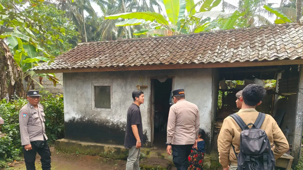 SURVEI : Polsek Tegallalang survei lokasi bedah rumah warga kurang mampu serangkaian HUT Bhayangkara ke-80. (ist)