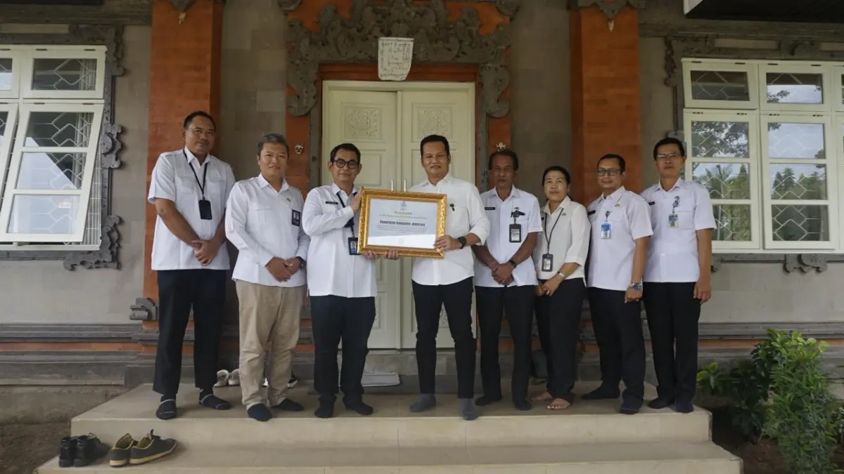 Bupati Kembang saat menerima Penghargaan Adhi Manawa Nugraha Pratama dari BKN. (ist)