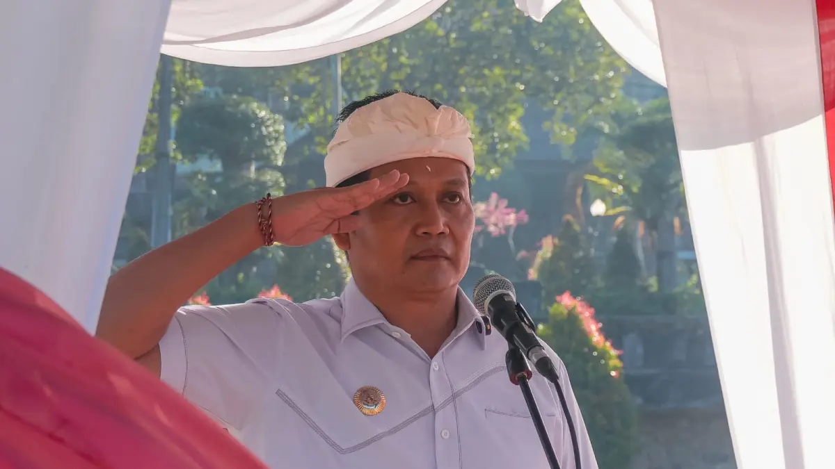 HARGANAS : Bupati Jembrana I Made Kembang Hartawan saat memimpin Upacara Peringatan Hari Keluarga Nasional (Harganas) ke-33 yang digelar di Taman Pecangakan, depan Kantor Bupati Jembrana, Senin (29/6). (ist)

