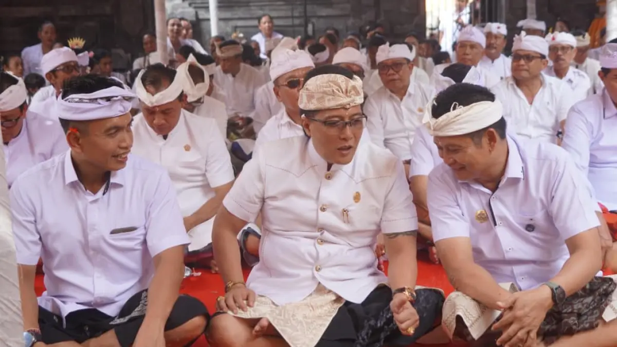 Bupati Jembrana I Made Kembang Hartawan saat melantik Lima Kepala OPD Definitif di TPA Peh Kaliakah, Selasa (7/7/2026). (ist)