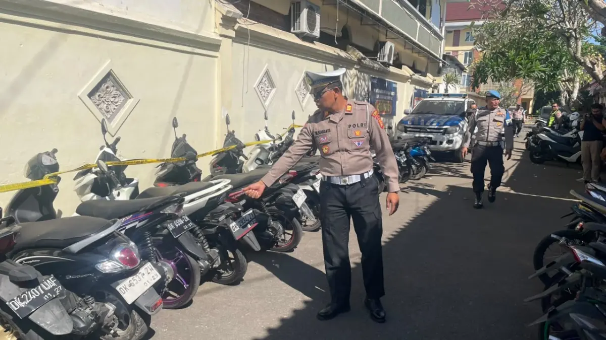 DIKANDANGKAN : Puluhan motor yang digunakan aksi balap liar diamankan di Mapolres Jembrana. (I Gde Riantory Warmadewa/Jembrana Express).