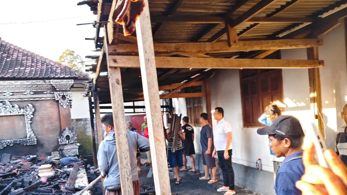 Bupati Jembrana I Made Kembang hartawan saat mengunjungi korban kebakaran di Desa Pekutatan, Minggu (12/7). (ist)