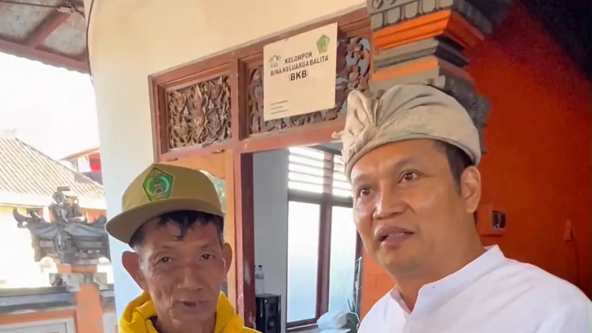 Bupati Jembrana I Made Kembang Hartawan saat turun langsung melakukan pendataan warga layaknya seorang agen Perlinsos beberapa waktu lalu. (ist)