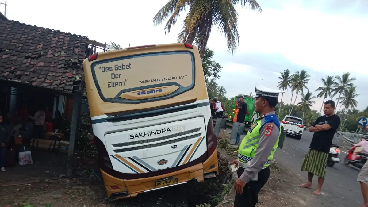 Bus Sakhindra Trans DK 7942 GB yang terlibat kecelakaan di Jalan Denpasar–Gilimanuk KM 104-105, Banjar Munduk Ranti, Desa Tukad Daya, Kecamatan Melaya, Kabupaten Jembrana, Selasa (21/7). (ist)
