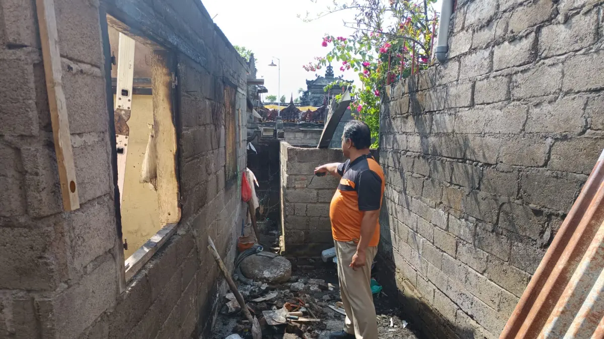 DARURAT : BPBD Buleleng saat memberikan bantuan darurat untuk korban kebakaran rumah di Penglatan. (ist)