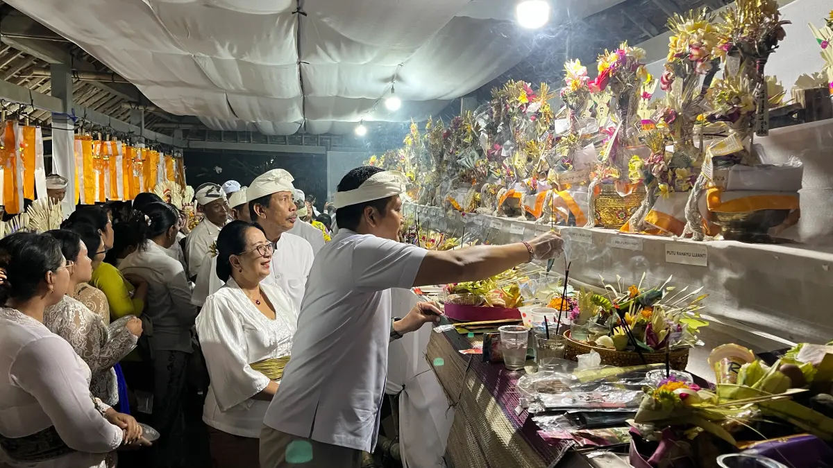 Bupati Kembang didampingi Ketua DPRD Sri Sutharmi saat menghadiri ngupasaksi  rangkaian karya ngaben massal.