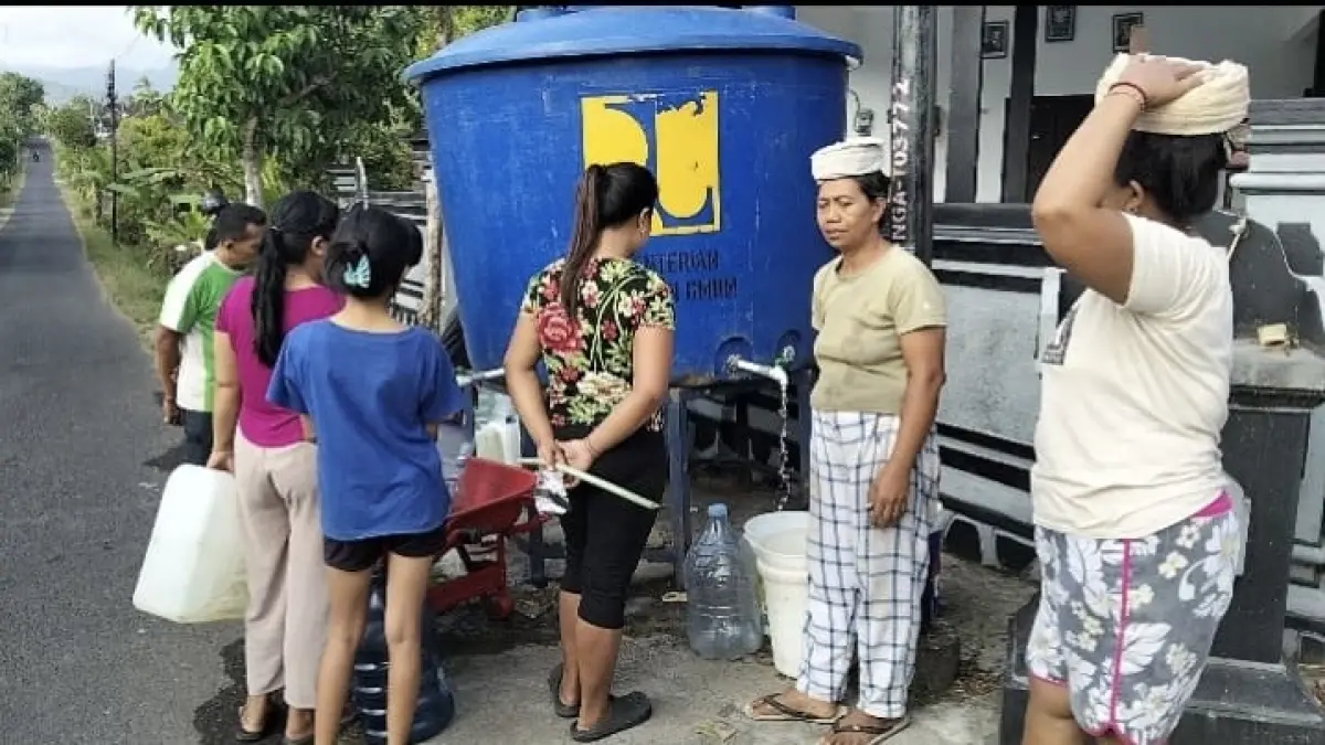 KRISI AIR : Distribusi air bersih di Lingkungan Dewasana, Kelurahan Pendem, Kecamatan Jembrana. (ist)