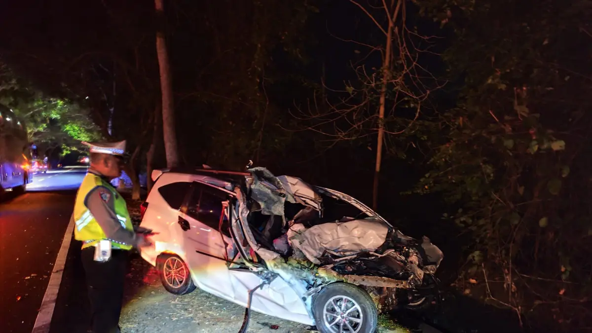 RINGSEK : Kondisi Toyota Calya P 1443 YE usai terlibat kecelakaan di Jalan Raya Denpasar–Gilimanuk KM 123-124, Lingkungan Penginuman, Kelurahan Gilimanuk, Kecamatan Melaya, Kabupaten Jembrana, Senin (3/8). (ist)