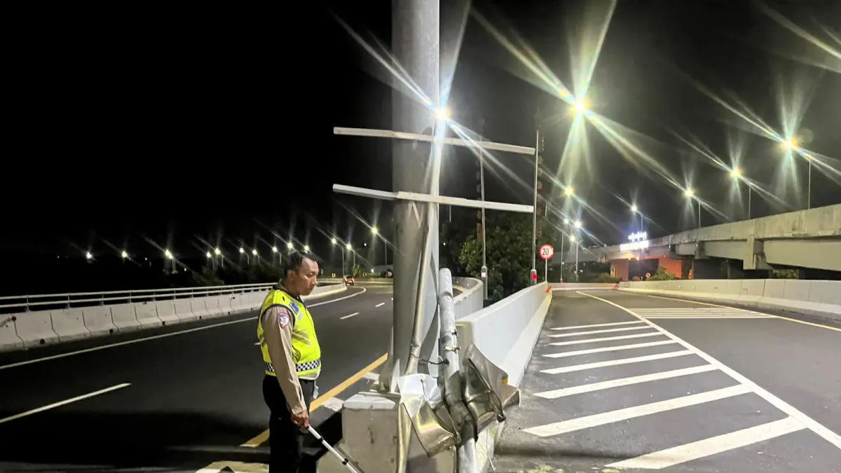 RUSAK : Pembatas Tol Bali Mandara mengalami kerusakan setelah ditabrak oleh mobil Toyota Rush. (ist)