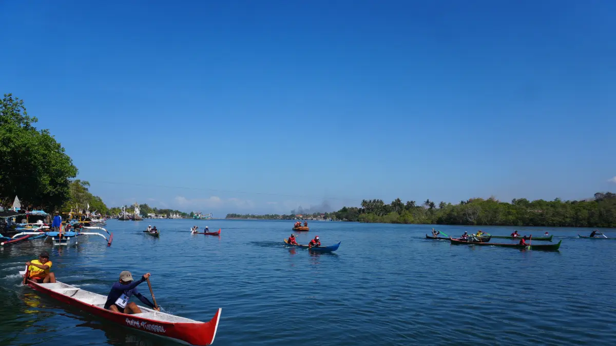 ADU CEPAT : Lomba sampan di sepanjang aliran sungai Desa Perancak, Kecamatan Jembrana, Kamis (13/8/2026). (ist)
