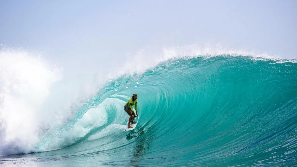 Aksi salah seorang surfer rip curl taklukkan ombak setinggi 4 meter lebih di Bali. (ist)