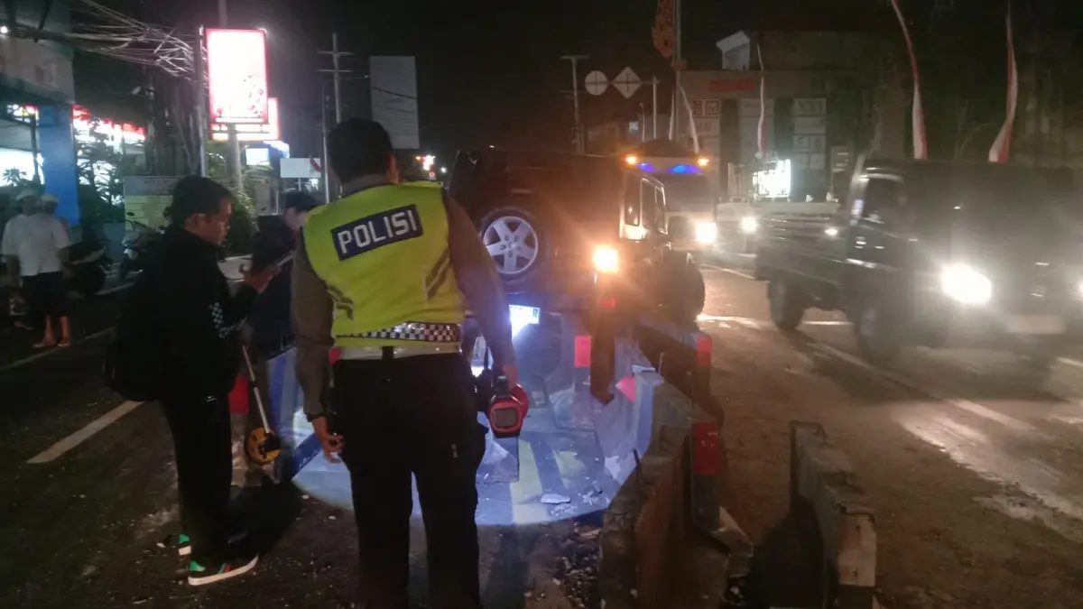 OLAH TKP : Mobil terguling di depan Mall Living World, Jalan Gatot Subroto Timur, Kilometer 4, Banjar Tonja, Denpasar Timur, Kamis (13/8) dini hari.