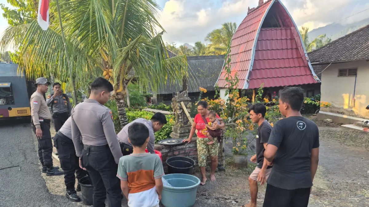 Penyaluran bantuan air bersih untuk Warga Manistutu, Kecamatan Melaya, Jembrana, Rabu (12/8). (ist)
