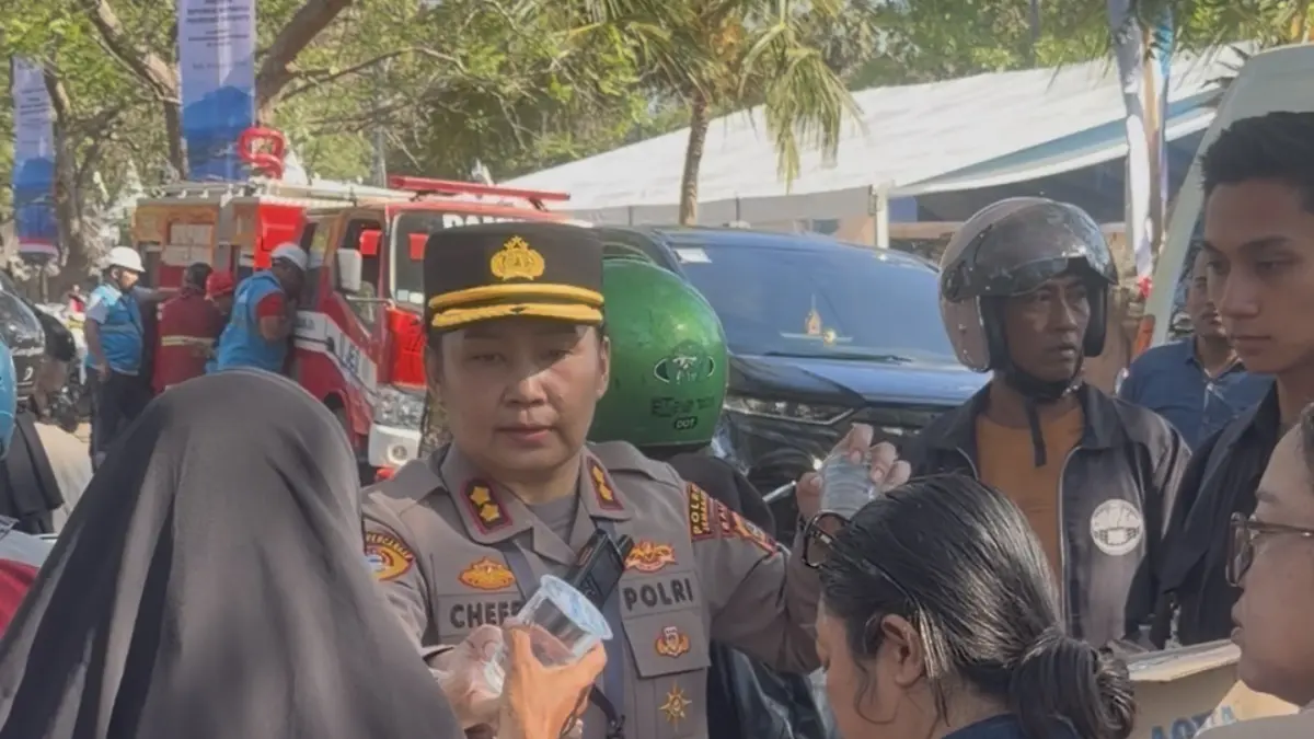 HUMANIS : Kapolres Jembrana AKBP Cheery Sinta Maygrand Simamora membagikan air minum kepada pengendara yang terjebak macet di depan Monumen Lintas Laut Gilimanuk, Selasa (25/8/2026) (I Gde Riantory Warmadewa/Jembrana Express)
