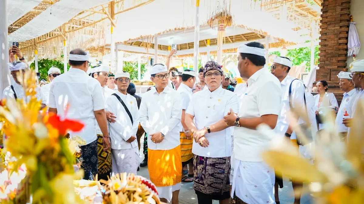 Bupati Adi Arnawa bersama Wakil Gubernur  Giri Prasta hadir sebagai upasaksi sekaligus mengikuti prosesi Ngastawang. (ist)
