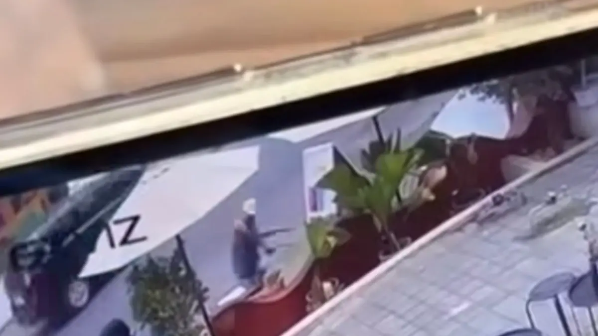 Tangkapan layar rekaman cctv perusakan kaca reklame pub di Pecatu. (ist)