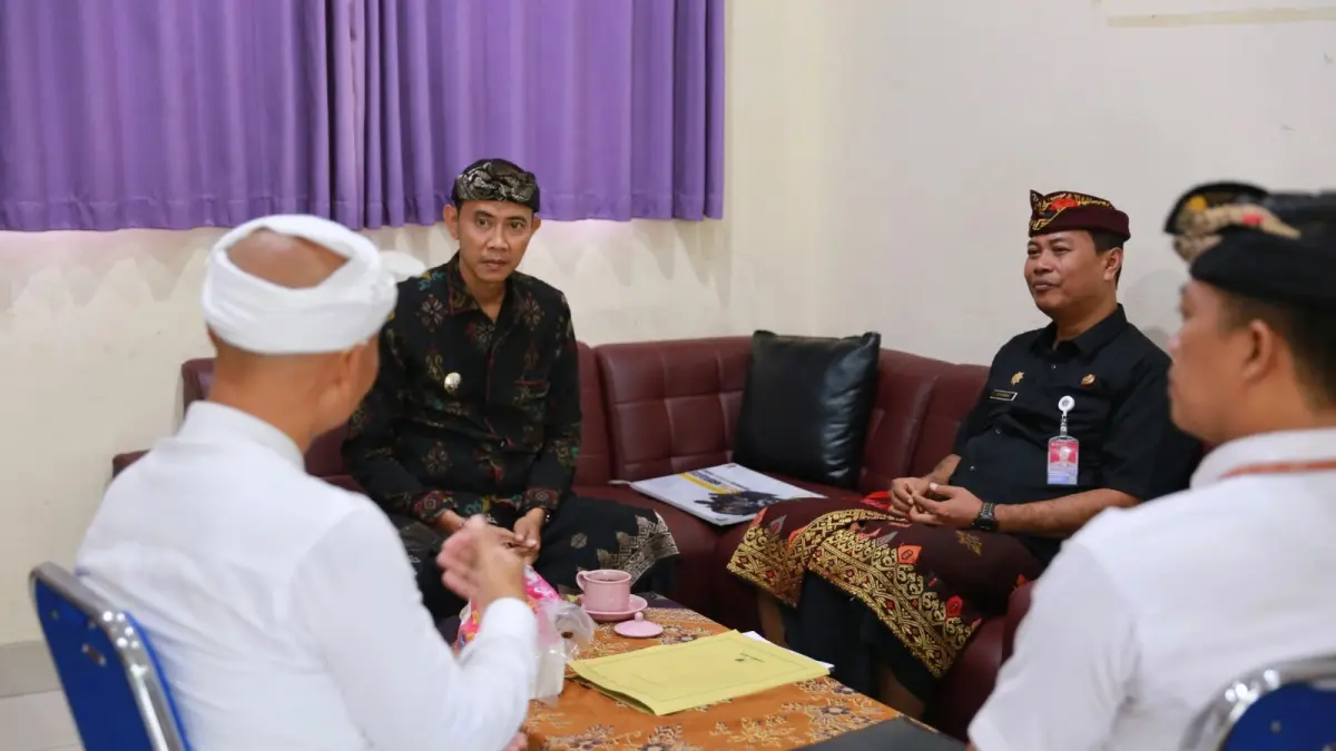 MONEV: Wabup Klungkung Tjokorda Gde Surya Putra melakukan monitoring dan evaluasi di Desa Gunaksa dan Desa Sampalan Kelod, Kecamatan Dawan, Kamis (10/9). (ist)