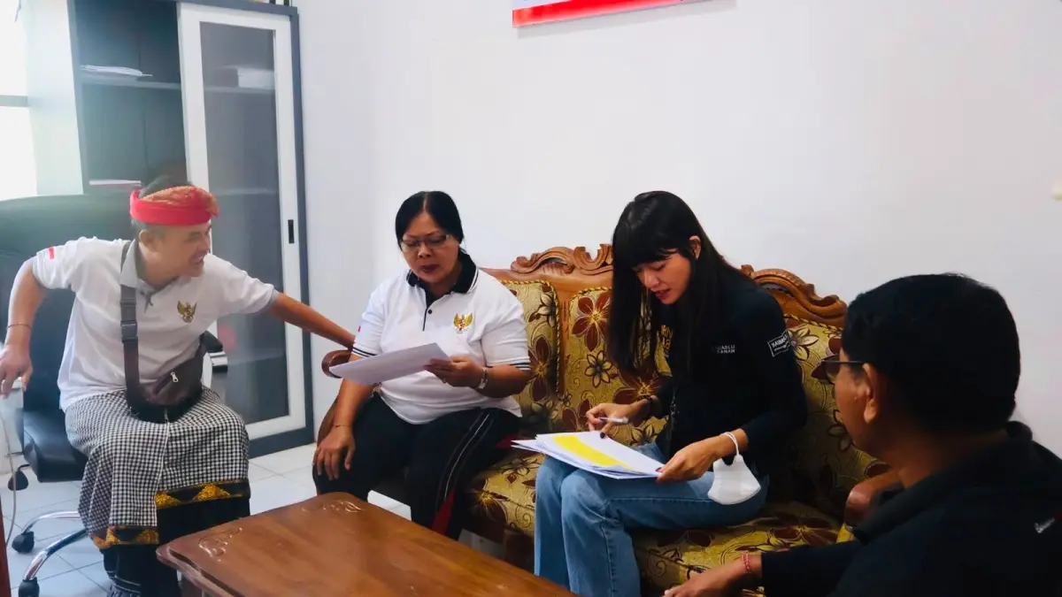 PENGAWASAN: Bawaslu Kabupaten Tabanan melakukan uji petik data pemilih di dua desa di Kecamatan Kediri, Kamis (10/9). (ist)