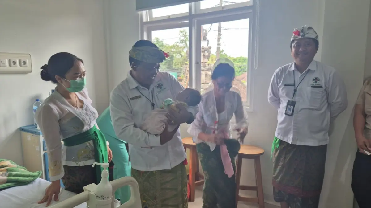 TELANTAR: Direktur RSUD Bangli dr. I Dewa Oka Darsana, Sp.An., menggendong bayi telantar sebelum diserahkan kepada Dinas Sosial Bangli, Kamis (10/9). (ist)