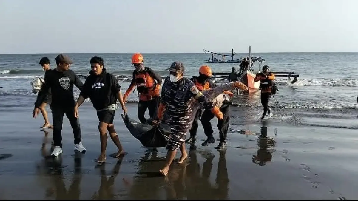 Tim Sar Gabungan melakukan evakuasi jenasah I Gusti Putu Sugiarta (38) di pesisir Pantai Pengambengan. (ist)