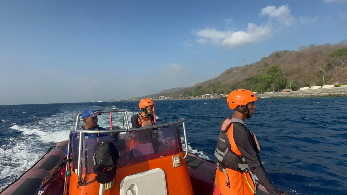 Tim SAR gabungan saat melakukan pencarian terhadap penumpang KMP Cemerlang yang diduga terjatuh di perairan Selat Bali, Senin (28/9). (ist)