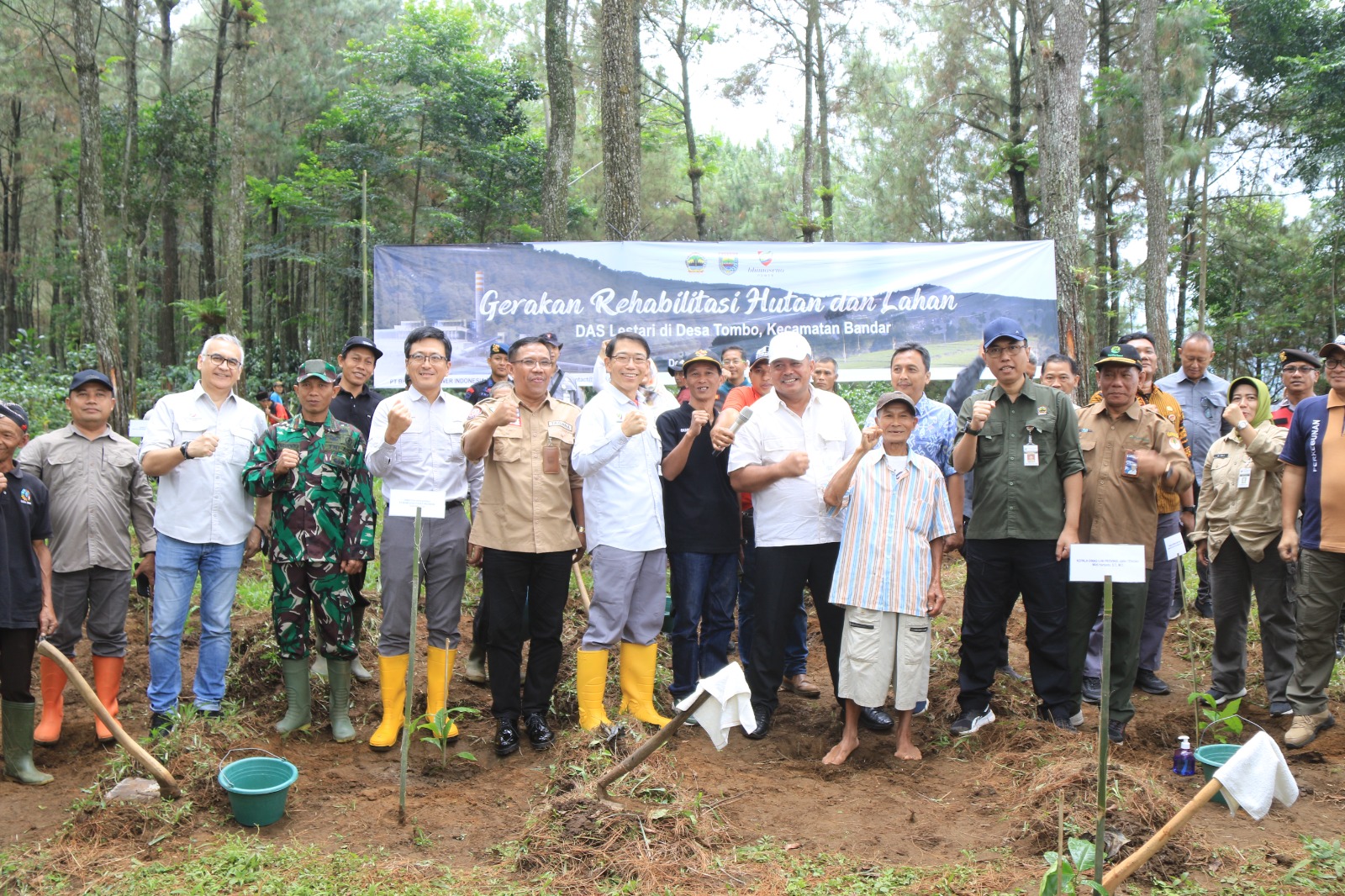 PEDULI: Penanaman pohon secara simbolis di kegiatan Gerakan Kolaborasi Desa Peduli Daerah Aliran Sungai (DAS) Lestari di Desa Tombo, Kecamatan Bandar. (istimewa)