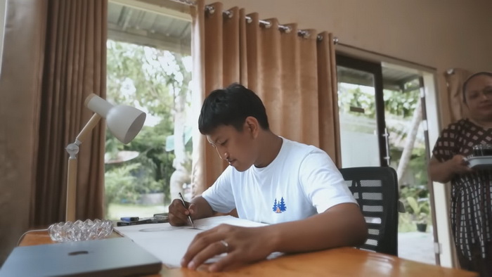 MENGGAMBAR - Salah satu adegan di video musik lagu Di Tepian Rindu Davi Sumbing di Youtube