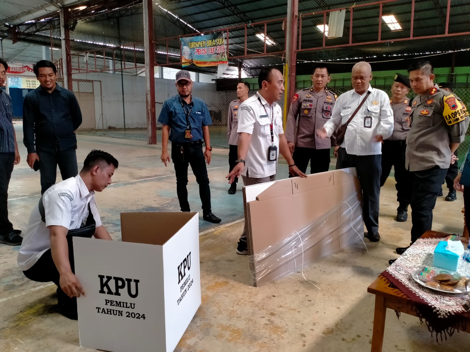 JELANG PEMILU: KPU Kabupaten Pekalongan saat menerima pengedropan logistik Pemilu 2024. Sebut semua TPS di Desa Jeruksari rawan bencana.