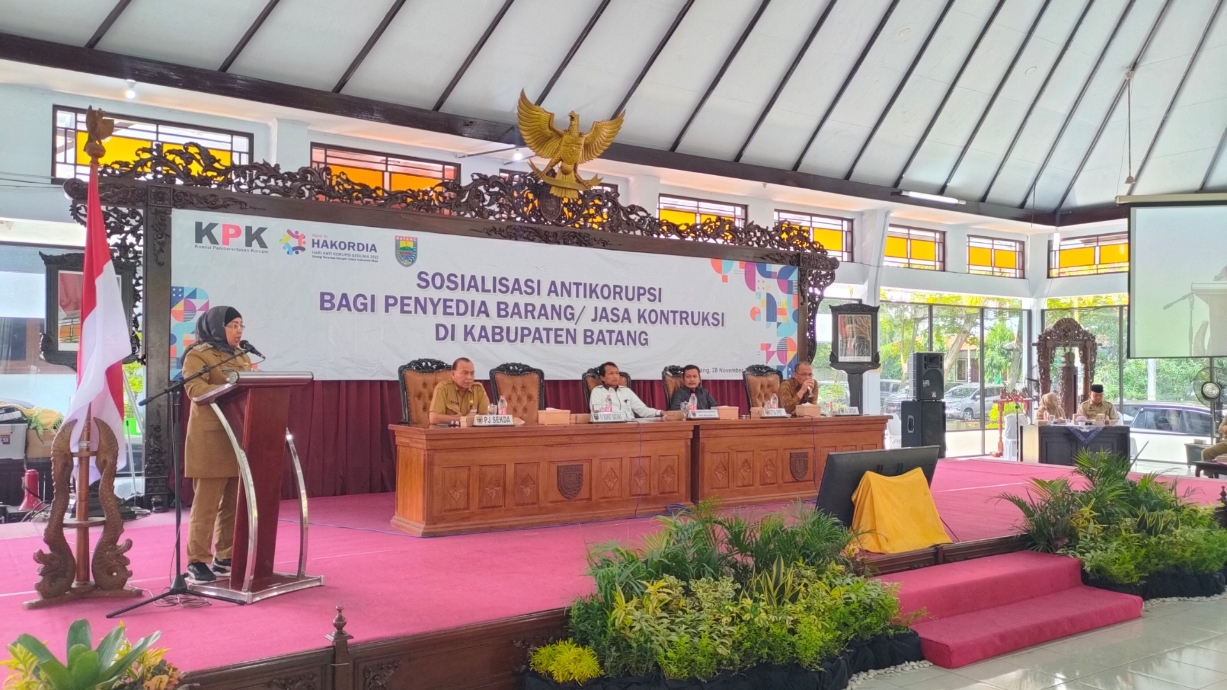 CEGAH KORUPSI: Pj Bupati Batang saat memberi sambutan dalam sosialisasi antikorupsi bagi penyedia barang dan jasa di Kabupaten Batang. (Riyan Fadli Jawa Pos Radar Semarang)