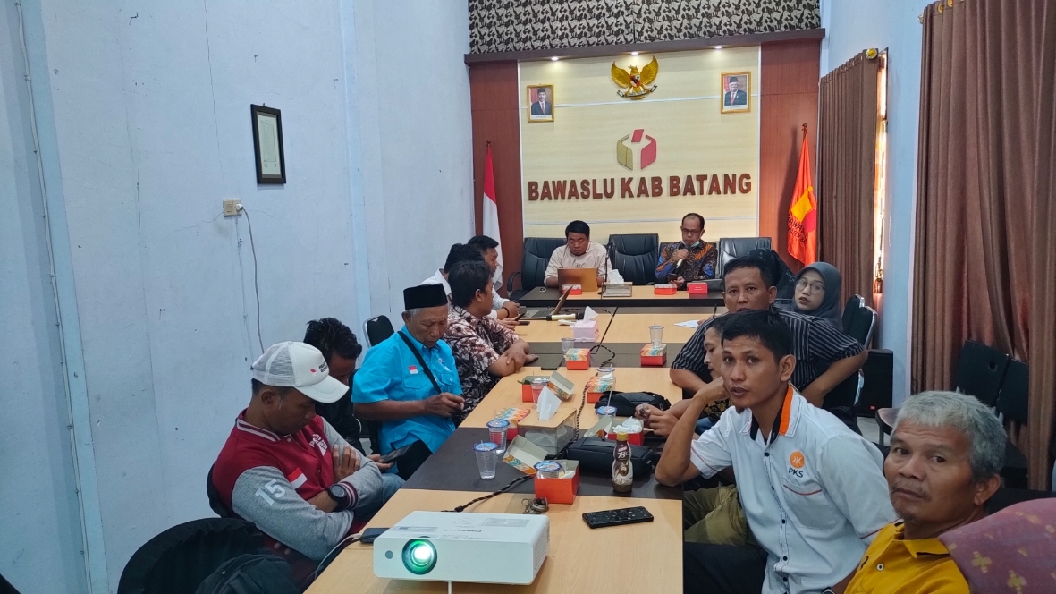 KAMPANYE: Rapat Koordinasi Penanganan Pelanggaran Pemilu 2024 dengan tema, Sosialisasi Peraturan Kampanye Pemilu 2024 di Kantor Bawaslu Kabupaten Batang. (Riyan Fadli Jawa Pos Radar Semarang)