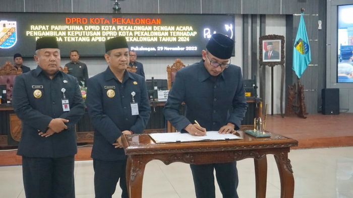 TANDA TANGAN - Walikota Pekalongan, Wakil Walikota dan Ketua DPRD sata tanda tangan kesepakatan RAPBD 2024 saat Rapat Paripurna DPRD Kota Pekalongan, Rabu (29/11/2023).