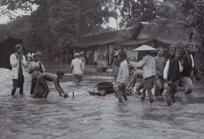 BANJIR - Potret suasana banjir di wilayah Kota Pekalongan saat lampau, warga bermasin dijalan yan banjir