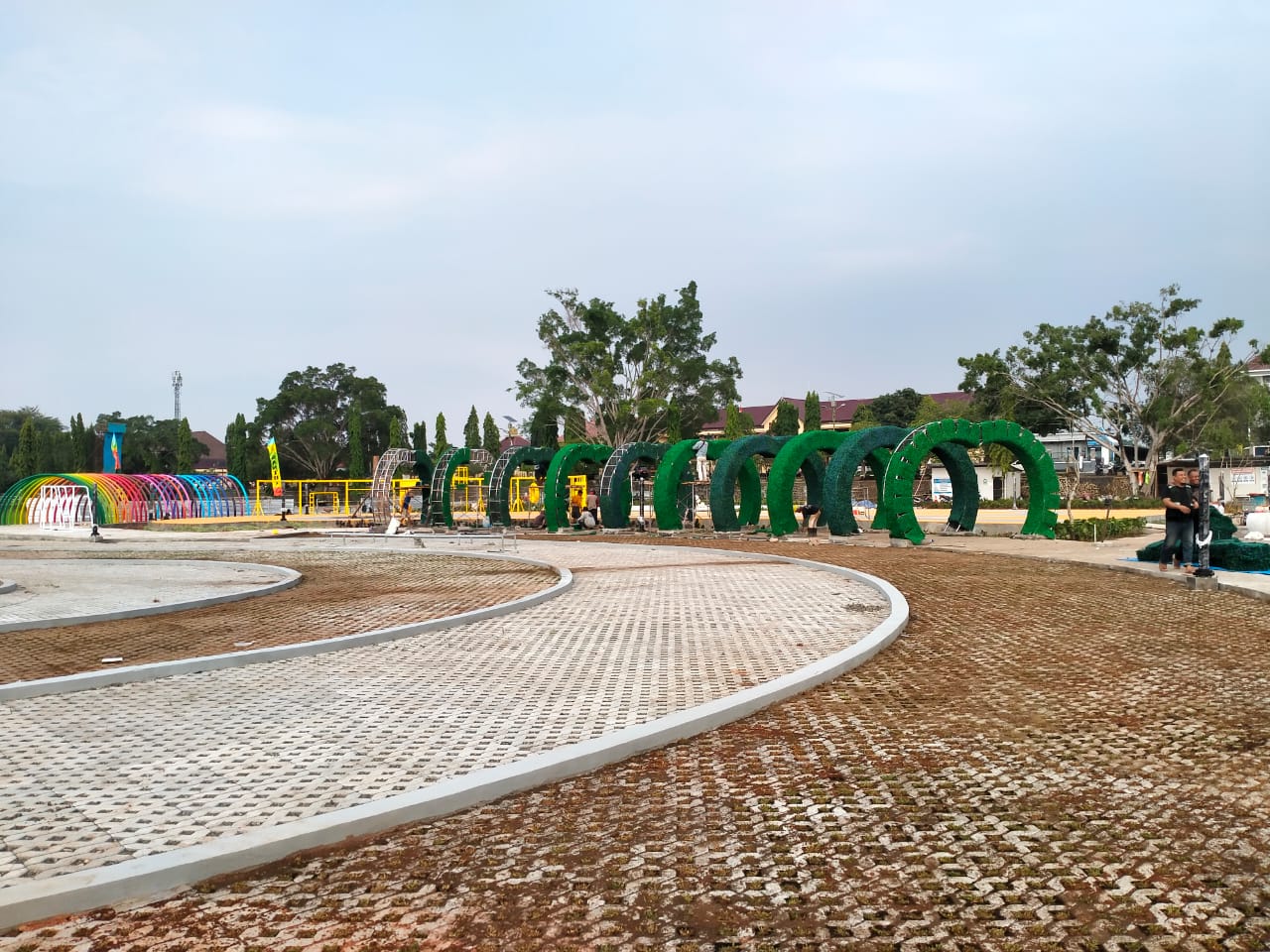DIKEBUT: Kondisi progres pembangunan Alun-Alun Kajen yang molor dari masa kontrak proyek. Sedang dikebut kontraktor selama seminggu ke depan, Rabu (29/11)