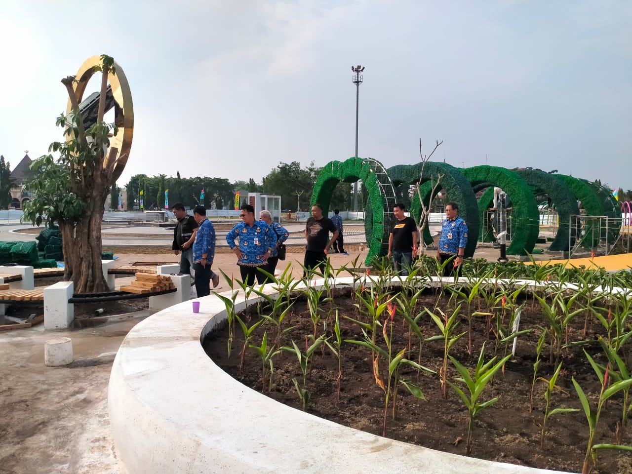 TINJAU LOKASI: Sekda Kabupaten Pekalongan Yulian Akbar saat meninjau progres pembangunan Alun-Alun Kajen yang molor dari masa kontrak proyek, Rabu (29/11)