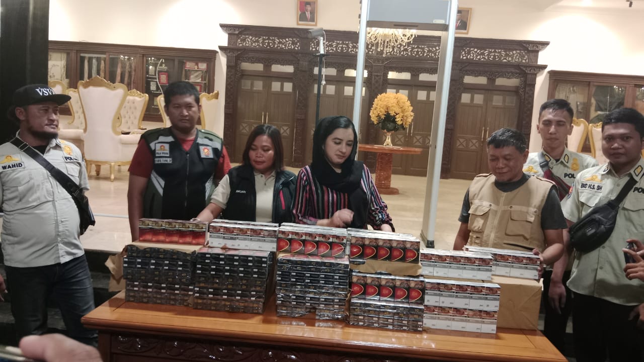 ROKOK ILEGAL: Bupati Pekalongan Fadia Arafiq saat menyaksikan pembongkaran rokok ilegal hasil operasi tim Satpol PP dan Kantor Bea Cukai, Rabu (29/11)