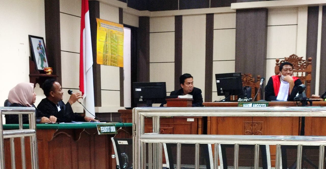 Jaksa Penuntut Umum membacakan tuntutan kasus pembangunan Pelabuhan Batang di Pengadilan Tipikor Semarang, Rabu (29/11). (Ida Fadilah/Jawa Pos Radar Semarang)